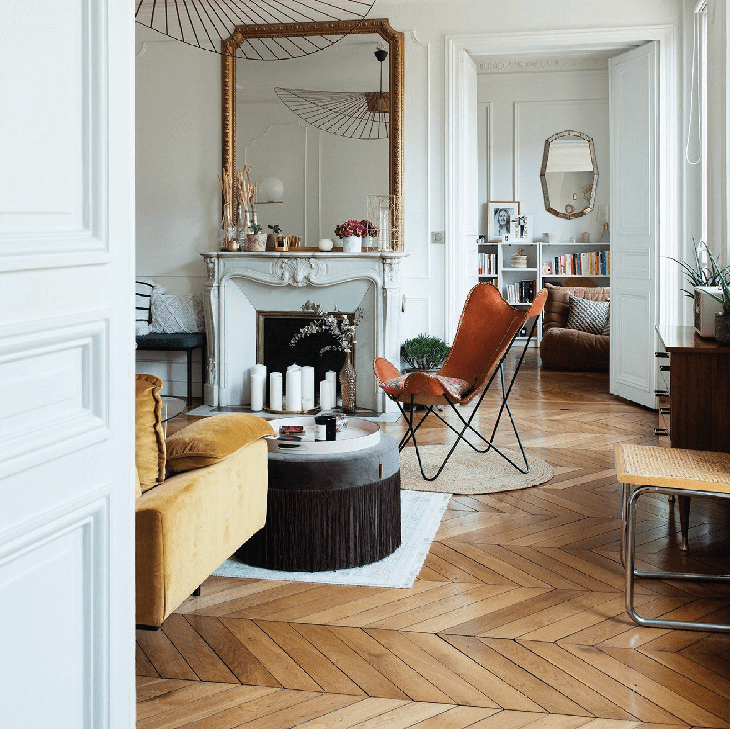Salon moderne avec parquet chevron point de Hongrie